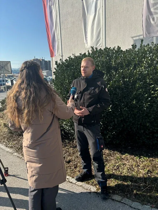 Terenski intervju o odstranjevanju škodljivcev pred poslovnim objektom.